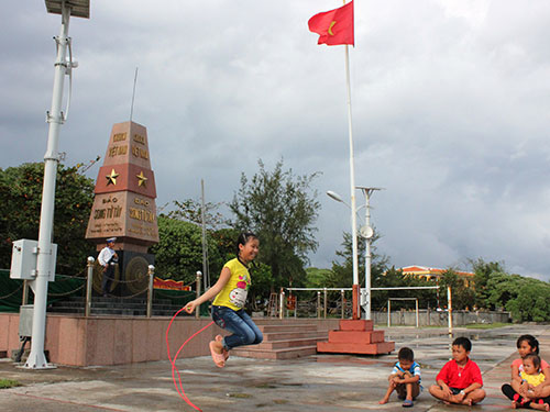 Những[-]công[-]dân[-]nhí[-]vui[-]chơi[-]dưới[-]cột[-]mốc[-]chủ[-]quyền[-]ở[-]xã[-]đảo[-]Song[-]Tử[-]Tây,[-]huyện[-]Trường[-]Sa[-]-[-]Khánh[-]Hòa.[-]Ảnh:[-]PHAN[-]ANH